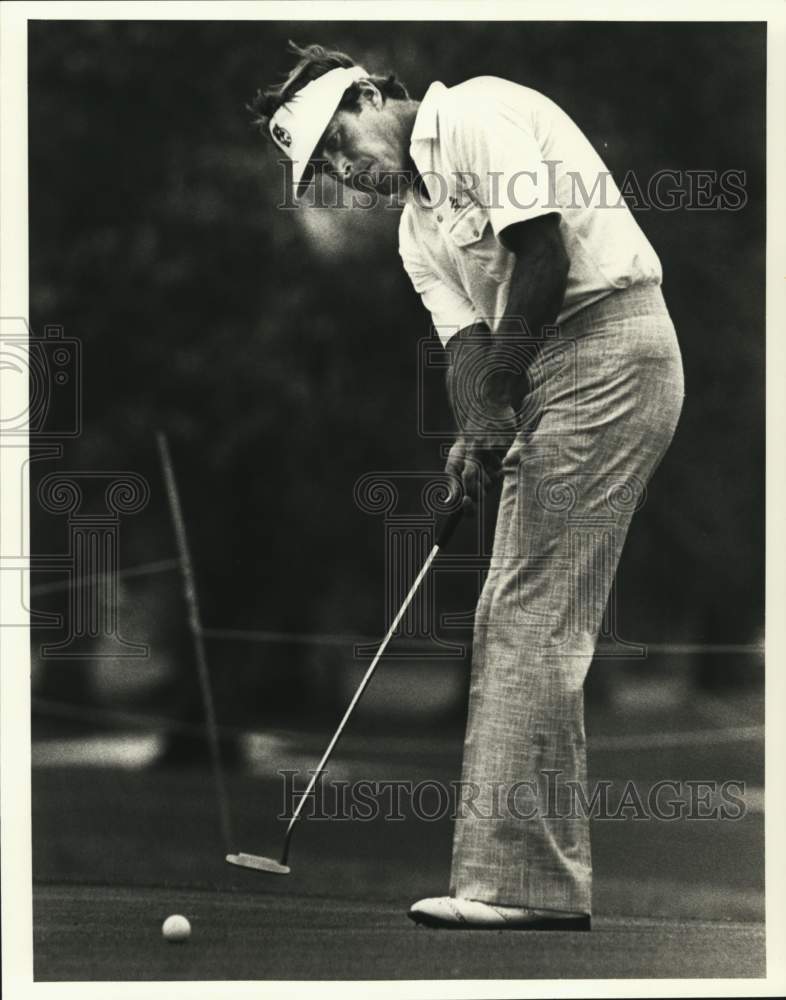 1980 Press Photo Golfer Tom Valentine Preps for Putt, New Orleans - nos36746 - Historic Images