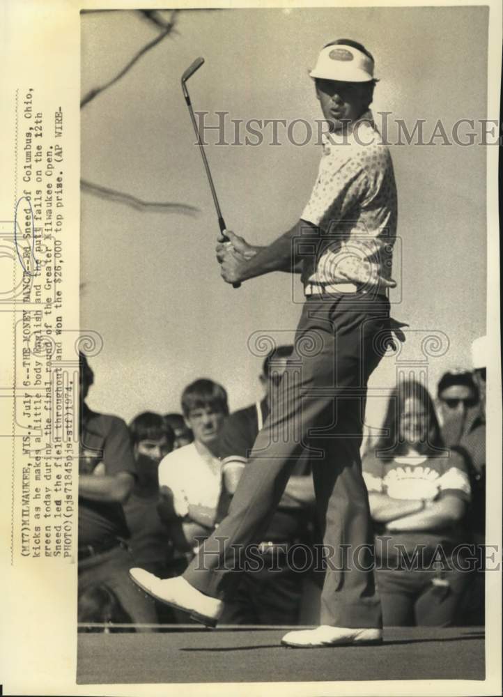 1974 Press Photo Golfer Ed Sneed Putts at Greater Milwaukee Open - nos36750 - Historic Images