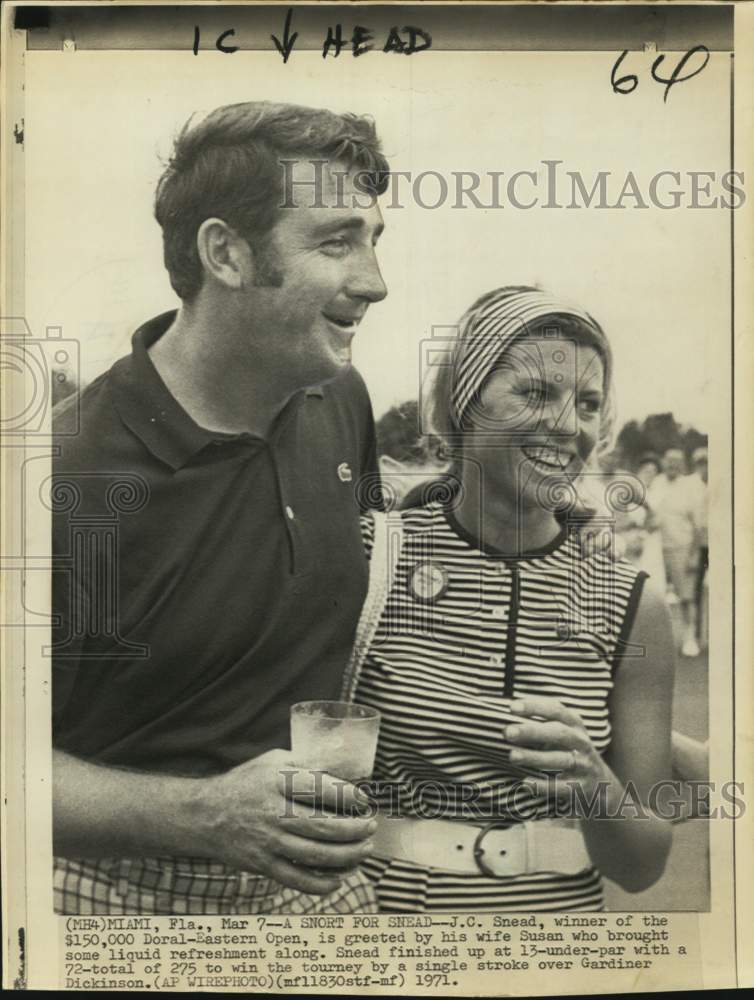 1971 Press Photo Golfer J.C. Snead, Wife after Doral-Eastern Open Win - Historic Images