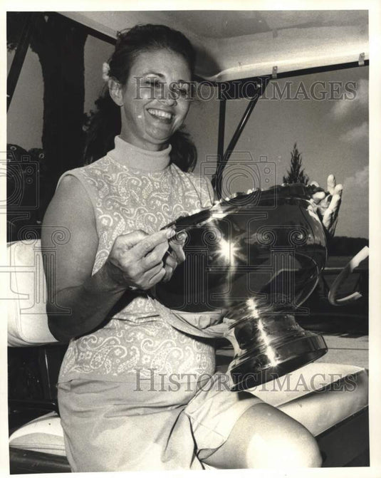 1970 Press Photo Mildred Strate holds Colonial Country Club Golf trophy. - Historic Images
