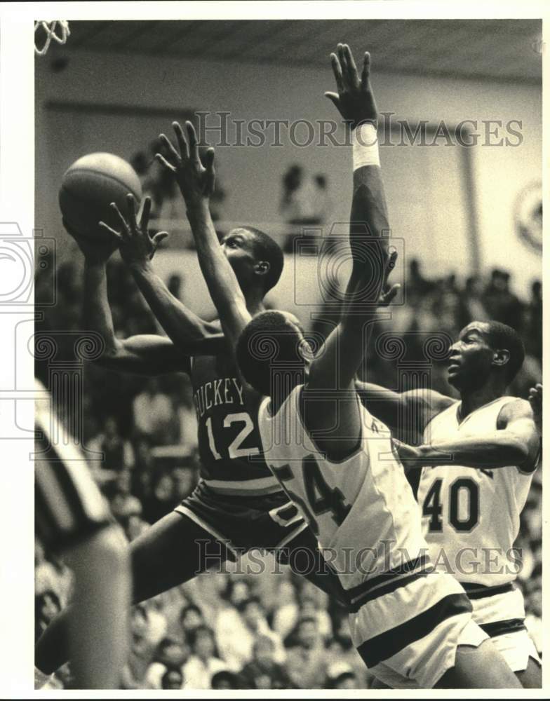 1983 Press Photo OSU guard Ron Stokes (12) shoots against Tulane defenders - Historic Images