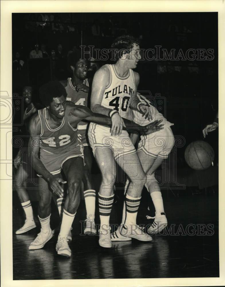 1989 Press Photo Tulane Basketball Players in Court Action, New Orleans - Historic Images