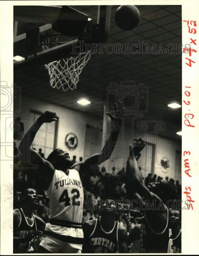 1983 Press Photo Tulane Basketballer Jon Johnson against Central Florida- Historic Images