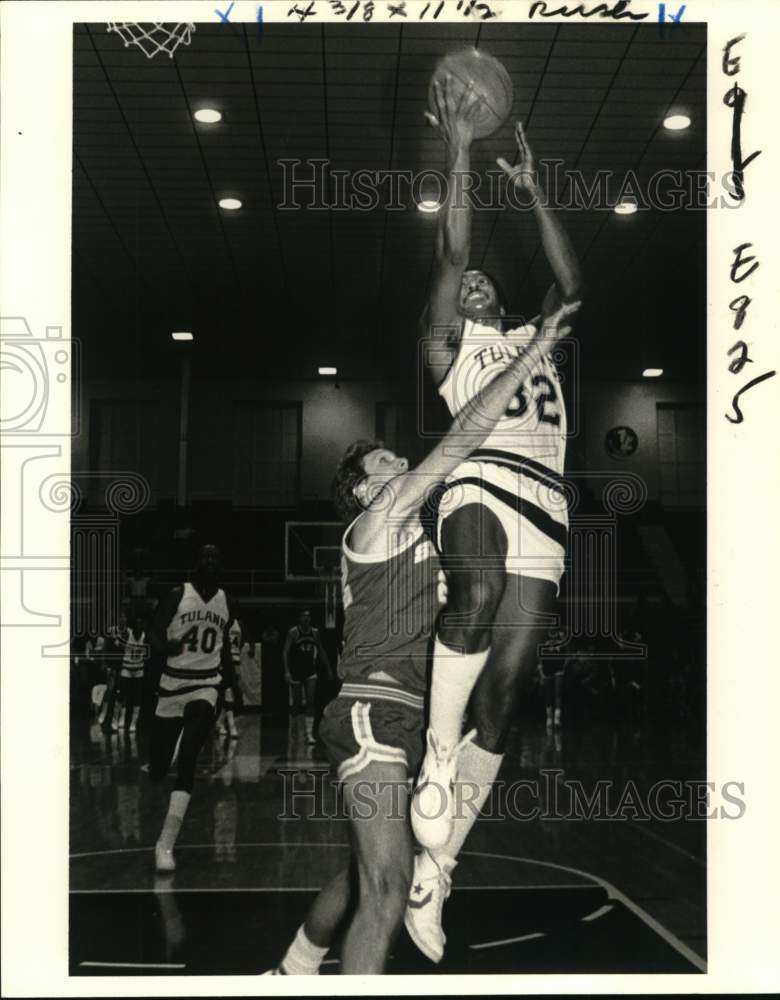 1982 Press Photo Tulane University Basketball Player on Court, New Orleans- Historic Images