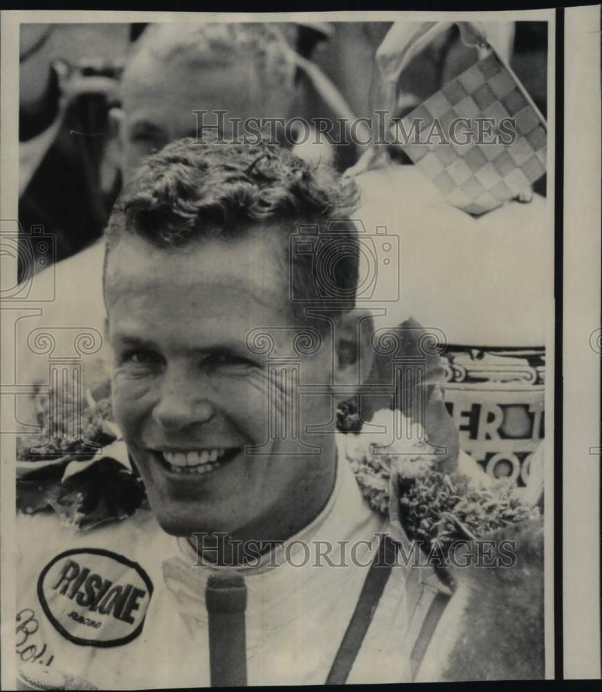 1968 Press Photo Car Racer Bobby Unser Smiles on Indianapolis 500 Win - Historic Images