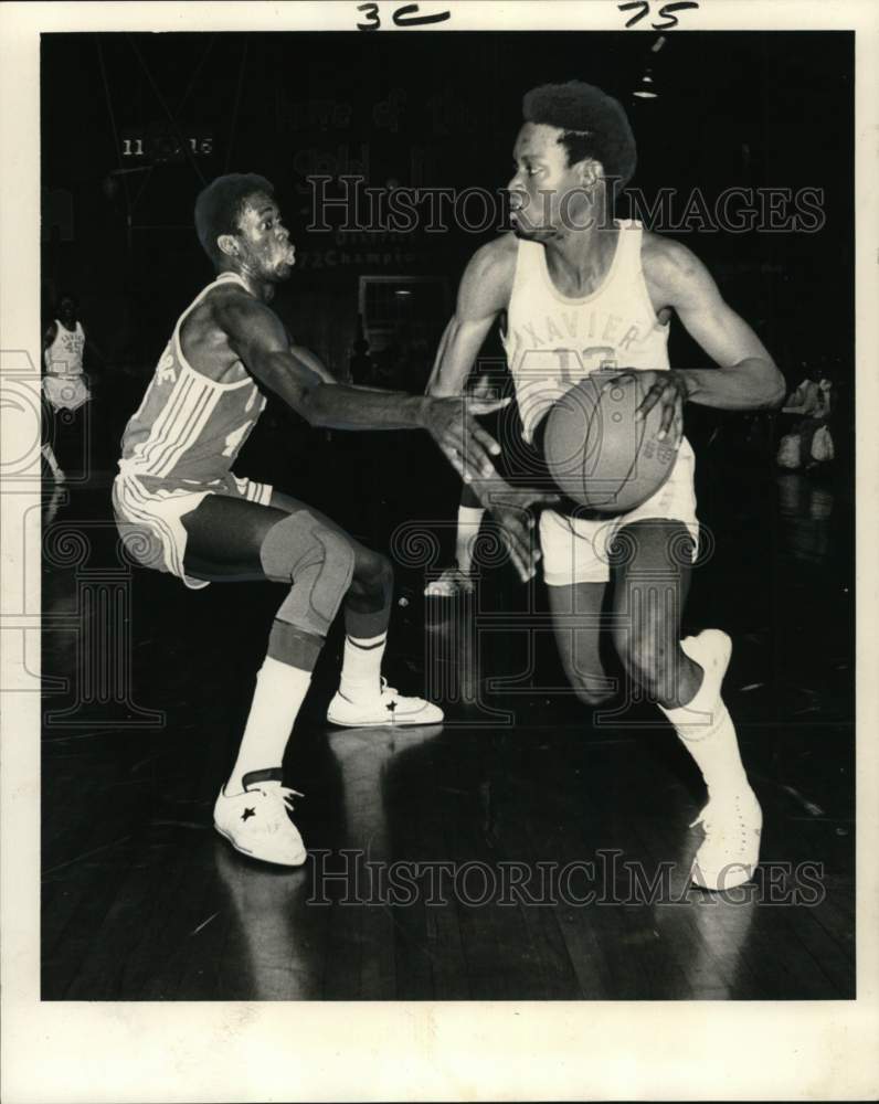 1974 Press Photo Xavier Versus University of New Orleans Basketball Game - Historic Images