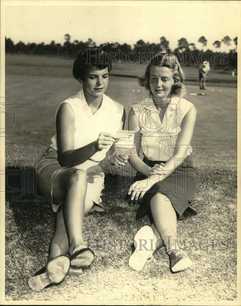 Press Photo Golfer Mary Ann Villegas, Friend at Sunkist Golf Course, Mississippi- Historic Images