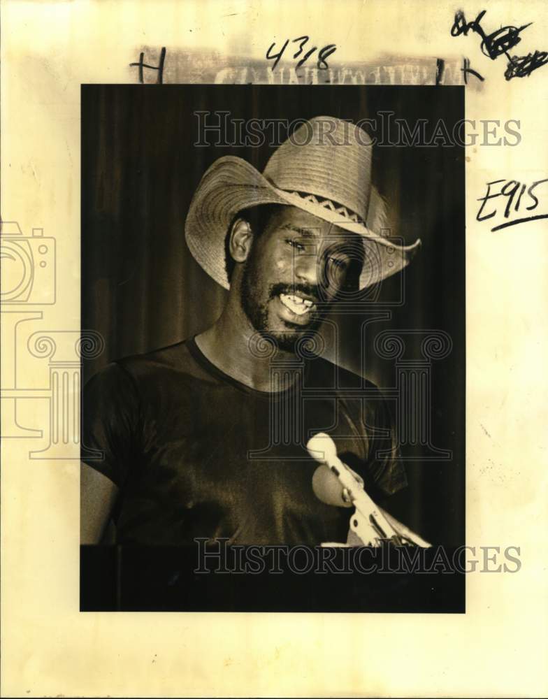 1980 Press Photo Boxer Leon Spinks at Press Conference - nos37310- Historic Images