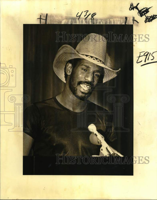 1980 Press Photo Boxer Leon Spinks at Press Conference - nos37310- Historic Images