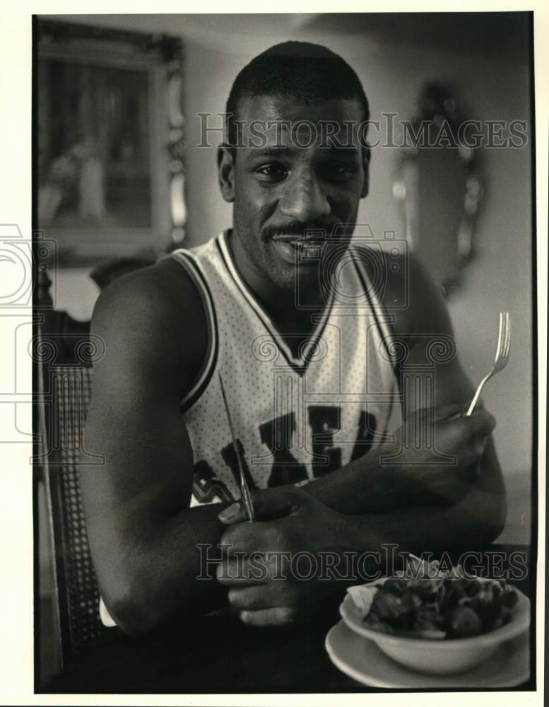 1985 Press Photo Boxer Michael Spinks with Mackie Shilstone Diet, New Orleans- Historic Images