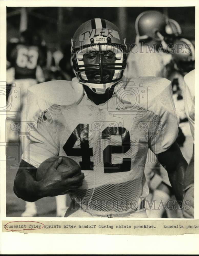 1981 Press Photo Saints Footballer Toussaint Tyler Runs after Practice Handoff- Historic Images