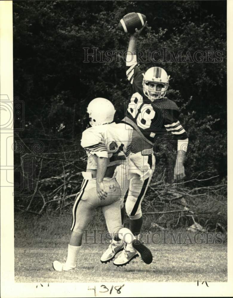 1983 Press Photo Football receiver Fernando Uria holds the ball during the game - Historic Images