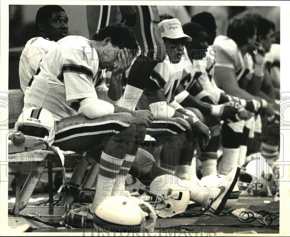 1986 Press Photo Miami Quarterback Vinny Testaverde sits on Bench with Players - Historic Images