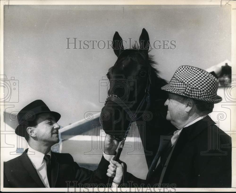 1964 Press Photo Piper&#39;s Son, Horse with Trainer and Owner at Fair Grounds - Historic Images