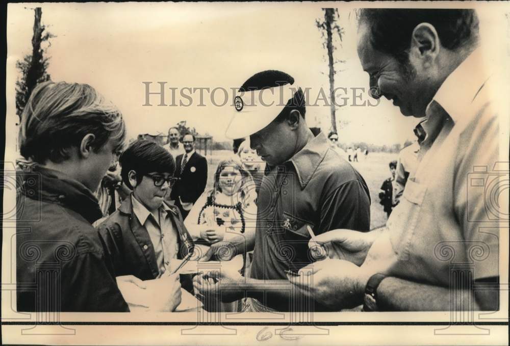 1973 Press Photo Lee Elder, Golfer signs autographs at Lakewood Country Club - Historic Images