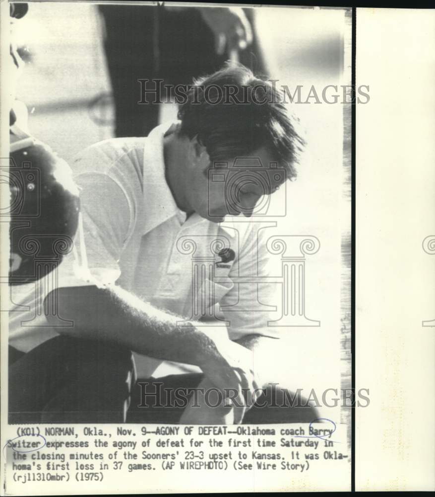 1975 Press Photo Oklahoma Football Barry Switzer after defeat from Kansas - Historic Images