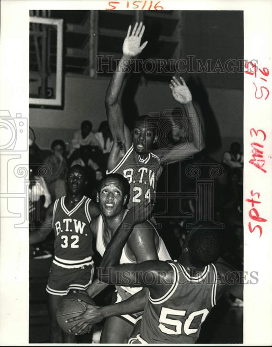 1984 Press Photo BTW Basketball Players surround Jonathan Edwards from Walker- Historic Images