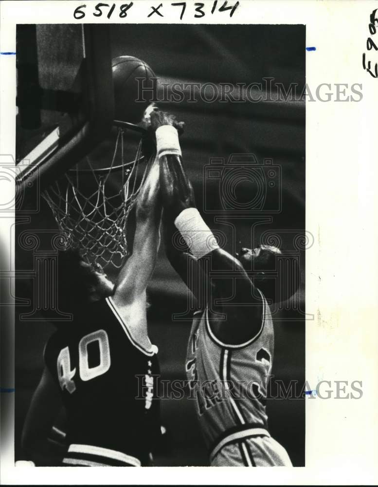 1982 Press Photo University Of New Orleans Basketball Player Oscar Tay 1982-press-photo-university-of-new-orleans-basketball-player-oscar-tay