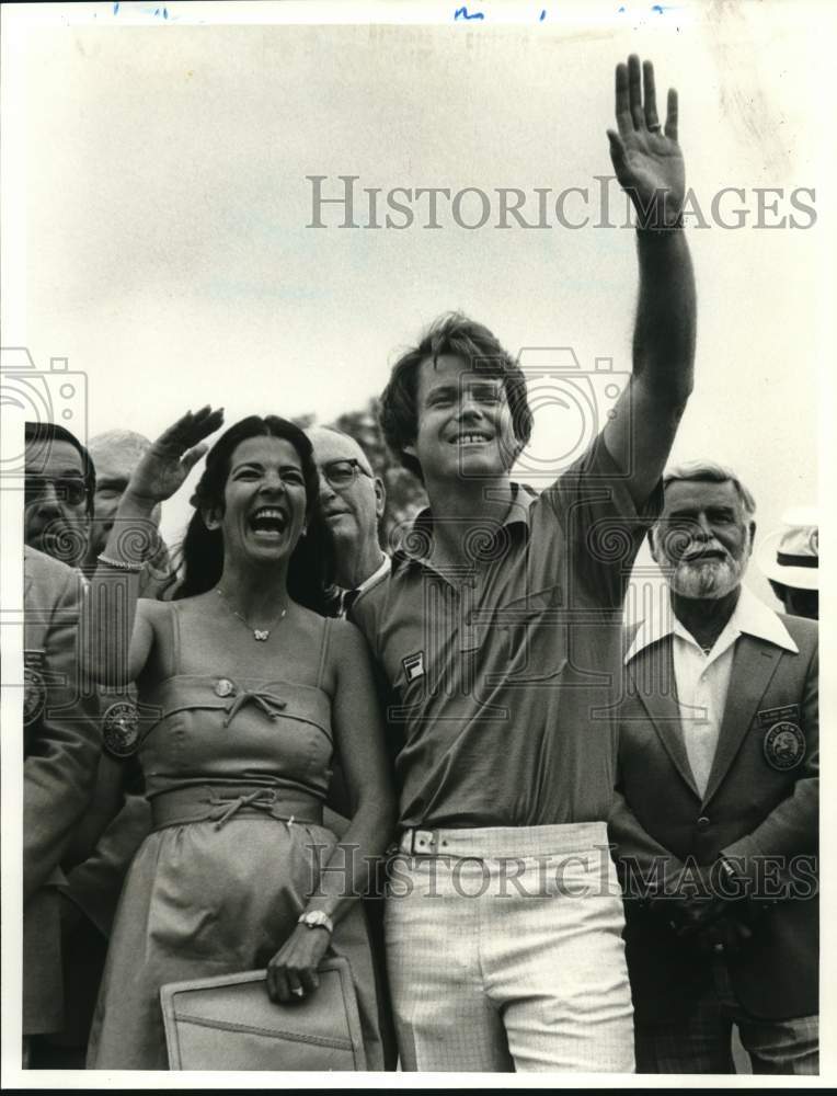 1980 Press Photo Tom Watzon, Golfer waves with Woman - Historic Images