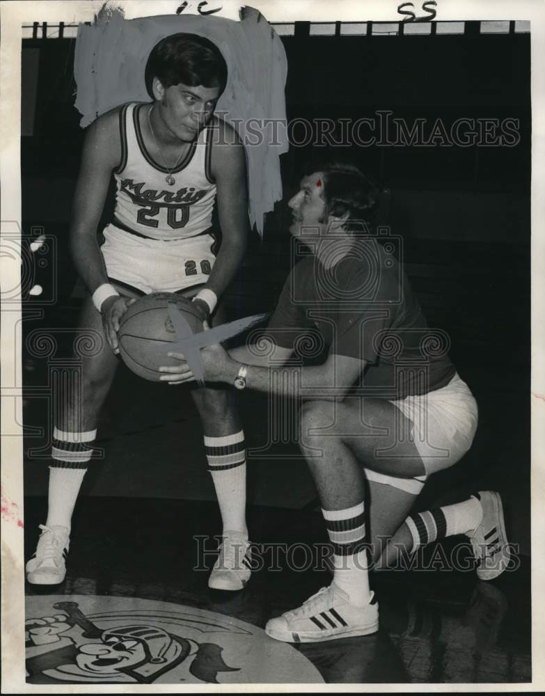 1972 Press Photo Brother Martin&#39;s Jay Trapani and Basketball Andy Russo- Historic Images