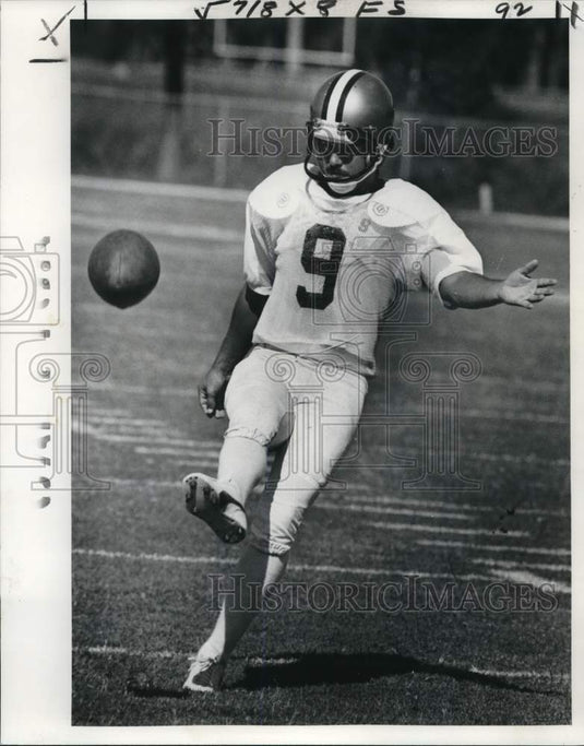 1977 Press Photo Football Player Rafael Septian - Historic Images