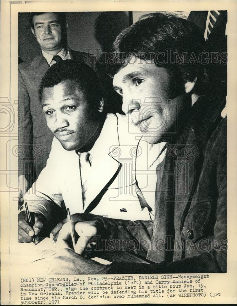 1971 Press Photo Joe Frazier and Terry Daniels sign Boxing Contract, New Orleans- Historic Images