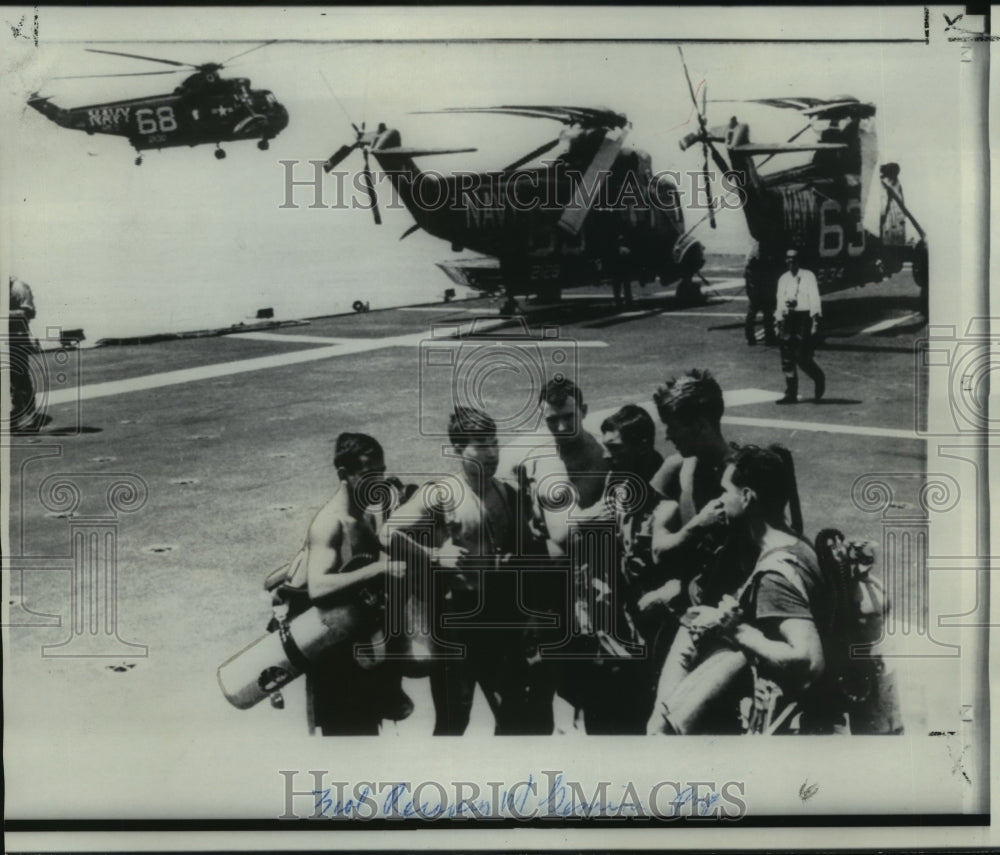 1966 Press Photo Gemini 11 Recovery Swim Teams on USS Guam in Atlantic Ocean - Historic Images