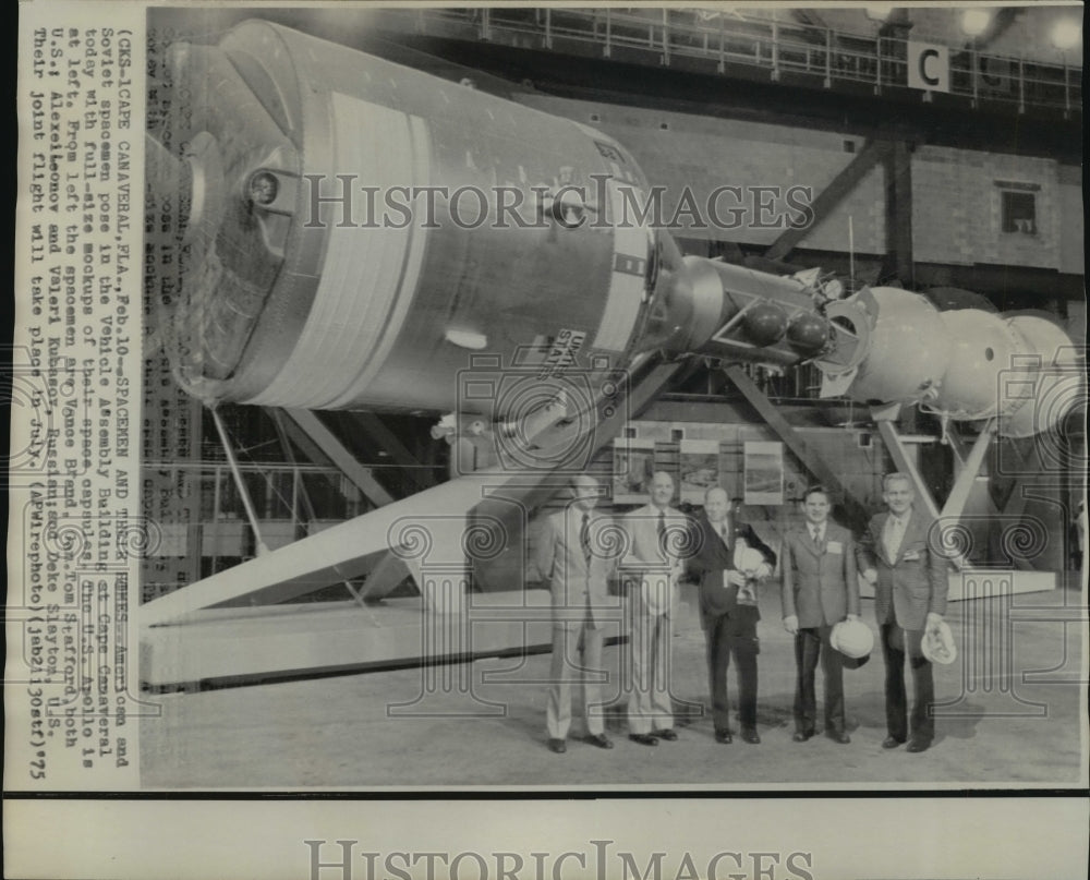 1975 Press Photo American and Soviet Spacemen Pose in Vehicle Assembly Building- Historic Images