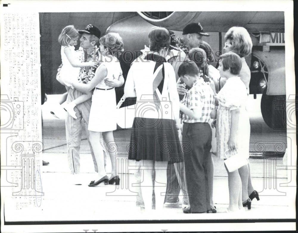 1969 Press Photo Apollo 10 Astronauts Greeted by Families in Houston, Texas- Historic Images