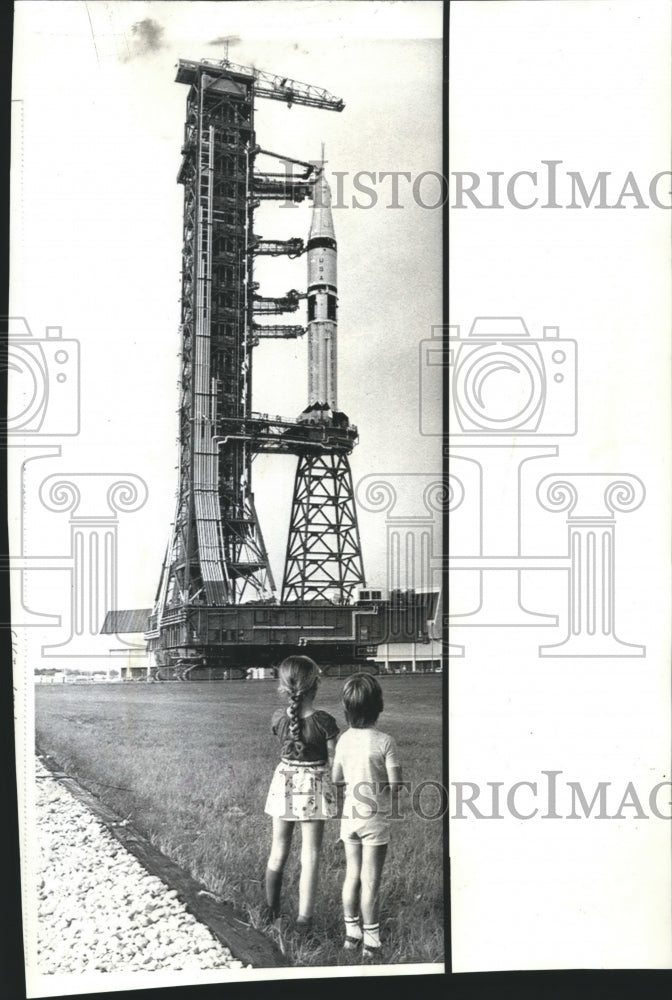 Press Photo Children Watching Skylab 2 Transported at Cape Kennedy, Florida - Historic Images