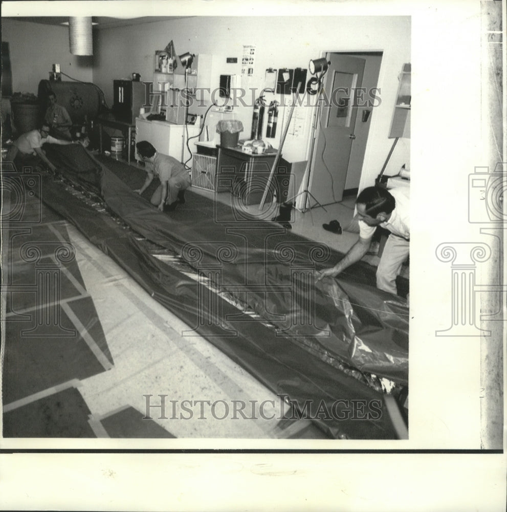 1973 Press Photo Astronauts Demonstrating Flight Path for Approaching Skylab - Historic Images