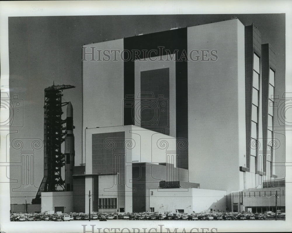 1973 Press Photo Skylab I Spacecraft Beside Vehicle Assembly Building-Historic Images