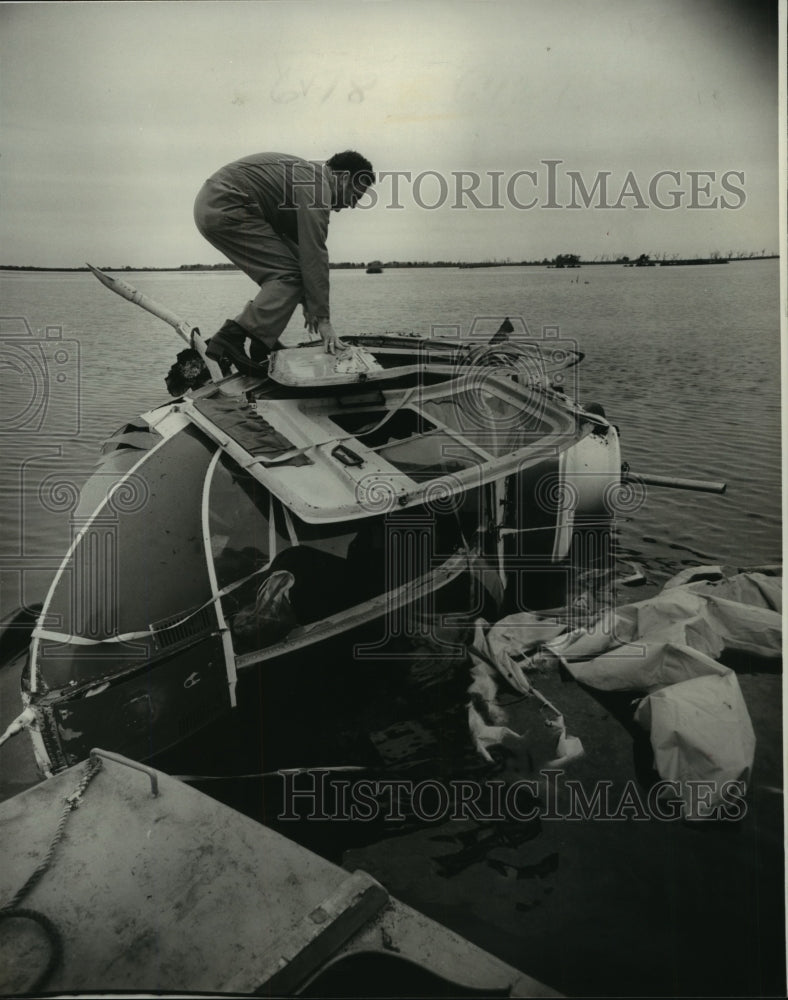 1980 Press Photo Sheriff Duffy Breaux at Helicopter Accident in Lafourche Parish-Historic Images