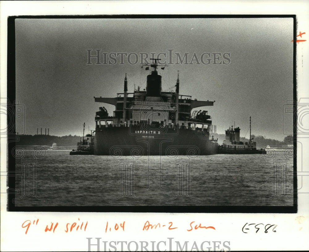 1981 Press Photo Tugs Take Greek Tanker Aphrodite B to Good Hope Oil Refinery - Historic Images