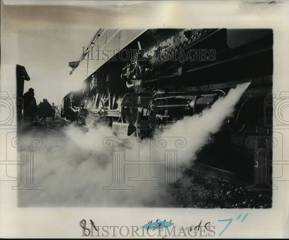 1976 Press Photo American Freedom Train with a blast of steam on departing - Historic Images