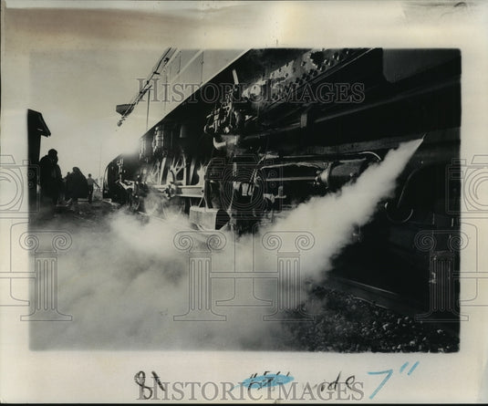 1976 Press Photo American Freedom Train with a blast of steam on departing - Historic Images