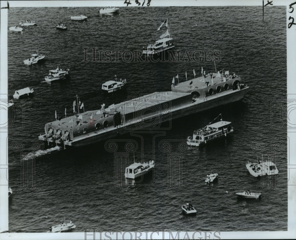 1981 Press Photo Point Counterpoint II, a floating bandshell, at Spanish Plaza - Historic Images