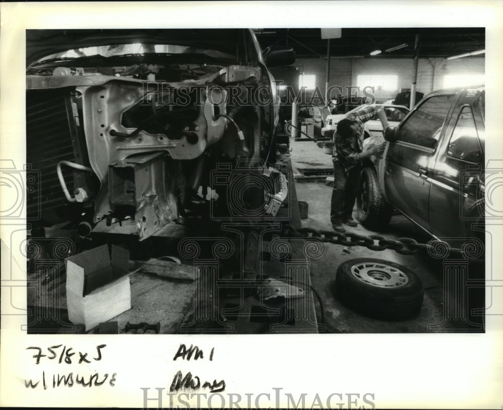 1992 Press Photo Mario Carias, auto body repairman working on fender of car-Historic Images