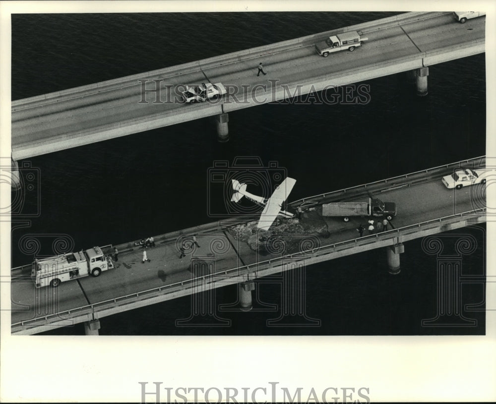 1986 Press Photo Airplane Crashed on Bridge - not01186 - Historic Images