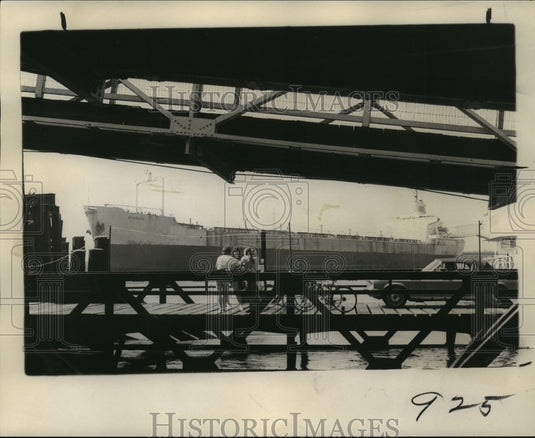 1973 Press Photo Ship seen from Algiers ferry landing on high Mississippi River-Historic Images