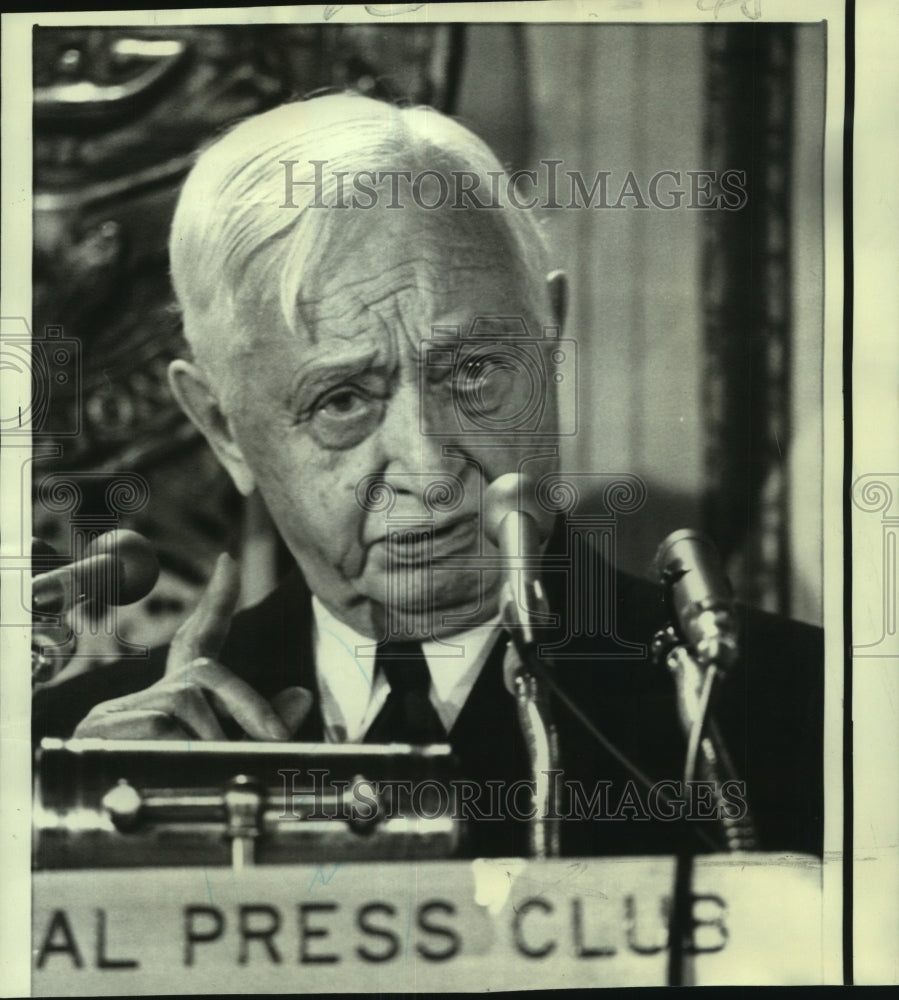 1970 Cleveland Industrialist Cyrus S. Eaton at News Conference - Historic Images