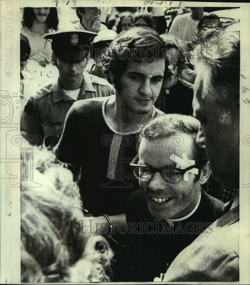 1971 Press Photo Reverend Mike Doyle and Other Draft Raiders Appear in Court - Historic Images