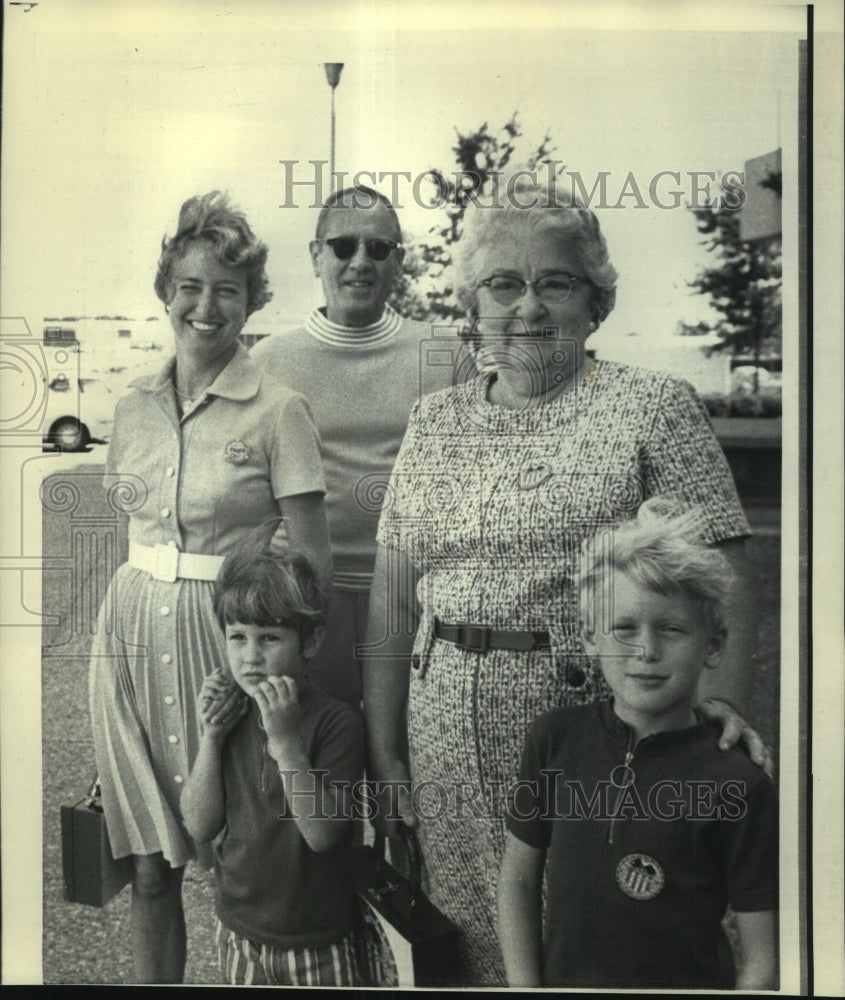 1972 Apollo Pilot Charles M. Duke & Family Arrive at Mission Control - Historic Images