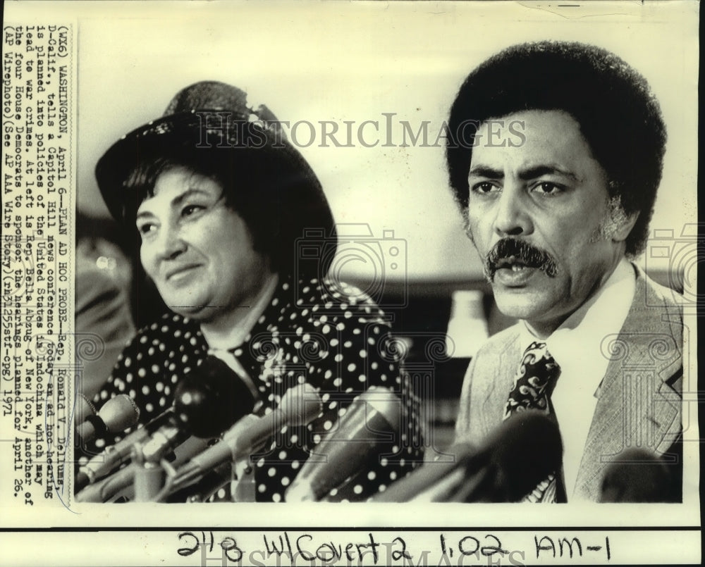 1971 Press Photo Representatives Bella Abzug and Ron Dellums Discuss Vietnam War- Historic Images