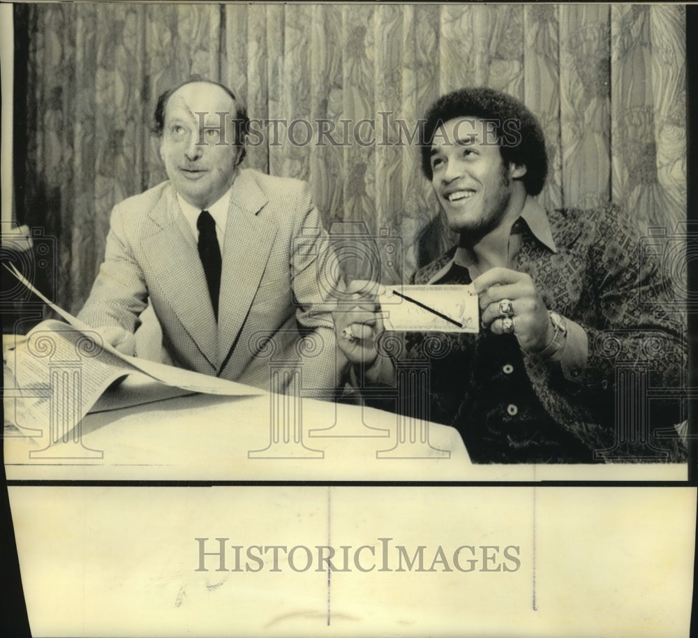 1975 Press Photo Anthony Davis signed $1 million contract with Toronto Argonauts - Historic Images