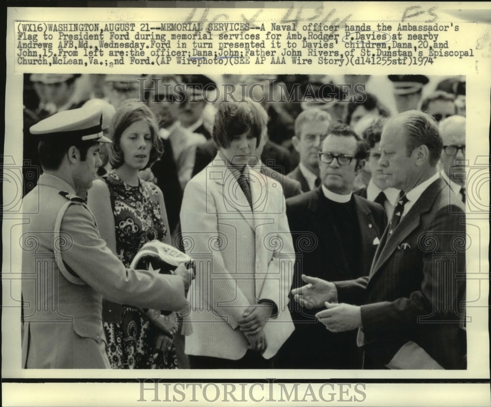 1974 Press Photo Flag pass from President Ford to children of Ambassador Davies - Historic Images