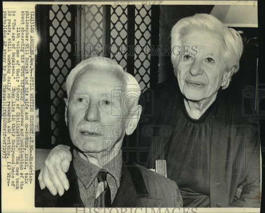 1975 Press Photo Will Durant & wife discuss co-authoring "Story of Civilization" - Historic Images