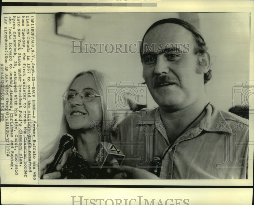 1974 Press Photo Myron and Carol Ostapchuk returning from Canada, clemency plan - Historic Images