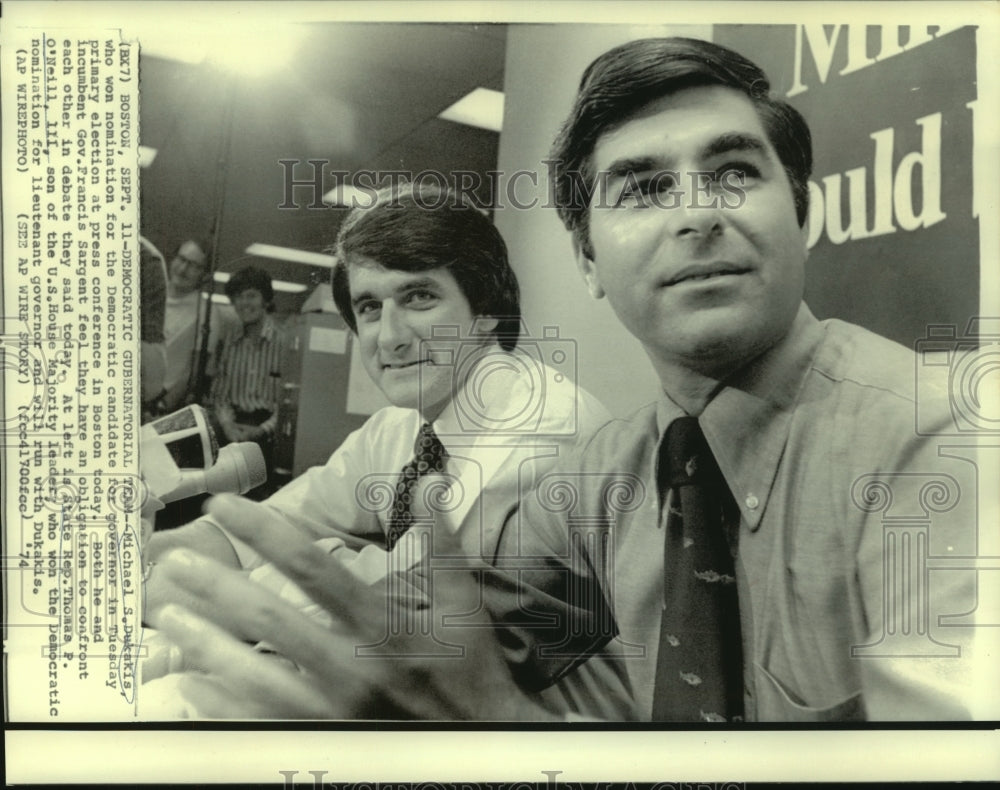 1974 Press Photo Michael Dukakis &amp; Thomas O&#39;Neill at press conference in Boston. - Historic Images