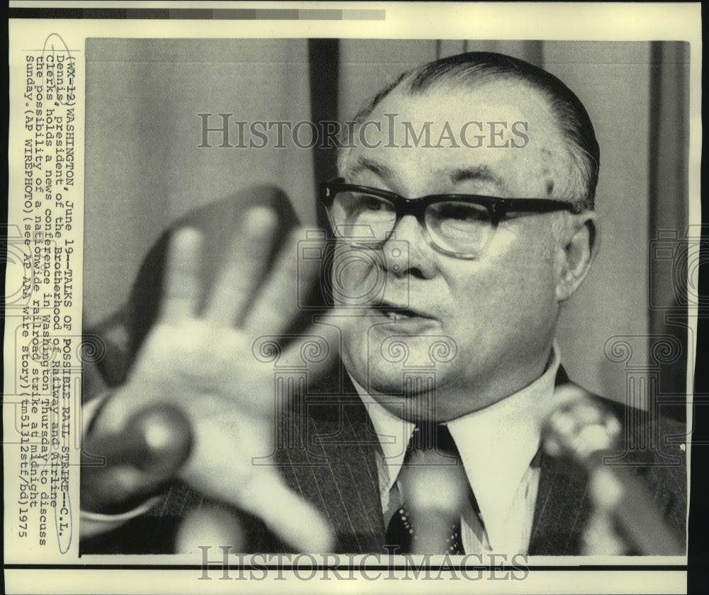 1975 Press Photo C.L. Dennis, railroad union president, talks of possible strike - Historic Images